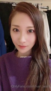 丽贝卡在她的潮湿阴户上使用她的性爱机器！